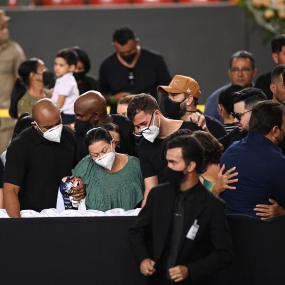 O velório de Marília Mendonça aconteceu no Ginásio Goiânia Arena sob muita comoção