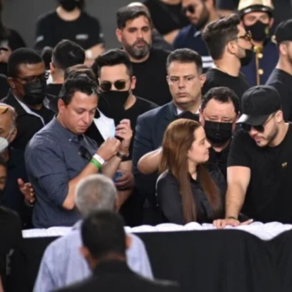 Família e amigos passaram pelo local para se despedir de Marília Mendonça
