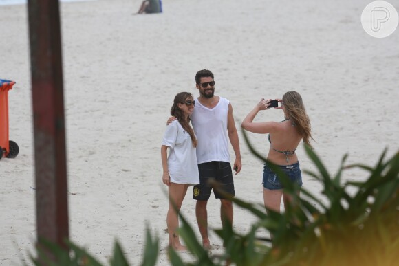Na praia, o ator fez fotos com algumas fãs