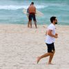 Cauã Reymond correu sob a areia fofa da praia da Barra da Tijuca