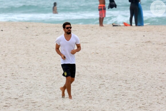 Cauã Reymond foi à academia e depois correu na praia da Barra da Tijuca, na Zona Oeste do Rio de Janeiro, na tarde de sábado, 29 de novembro de 2014