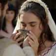 Reta final de 'Gênesis': Namael (Vitor Sparapane) lê os votos para Diná (Giovanna Coimbra) e oferece a taça de vinho para selar casamento