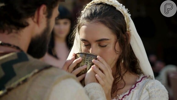 Reta final de 'Gênesis': Namael (Vitor Sparapane) lê os votos para Diná (Giovanna Coimbra) e oferece a taça de vinho para selar casamento