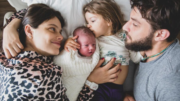 Laura Neiva e Chay Suede apresentam o filho, José, após nascimento. Veja foto!