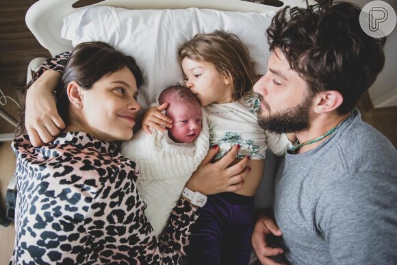 Laura Neiva compartilhou foto da família no Instagram