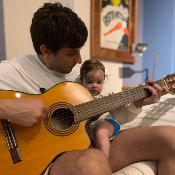 Chay Suede já é pai de Maria, de quase 2 anos, fruto da relação com Laura Neiva