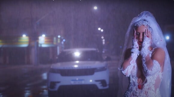 Deolane Bezerra se veste de noiva em clipe de música que fez para MC Kevin