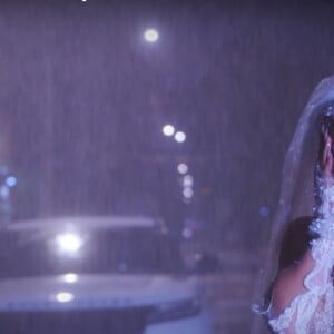 Deolane Bezerra apareceu vestida de noiva e embaixo de chuva no clipe, mas web apontou que cena foi 'macabra'