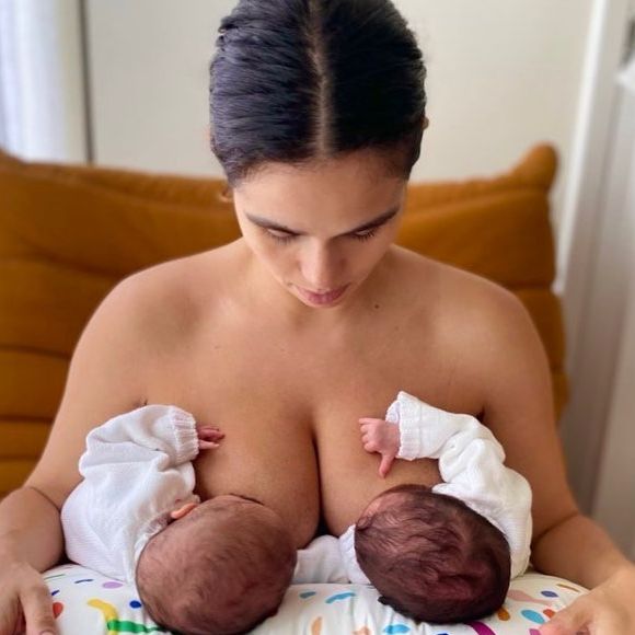 Nanda Costa deixou hospital apenas com uma das filhas, já que a outra precisou ganahr peso na UTI