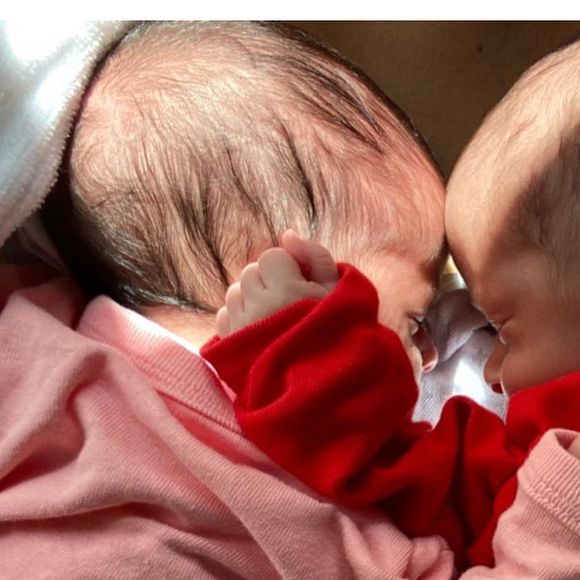 Nanda Costa e Lan Lanh são mães de Kim e Tiê