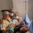 Nanda Costa postou fotos do nascimento de filhas com Lan Lanh