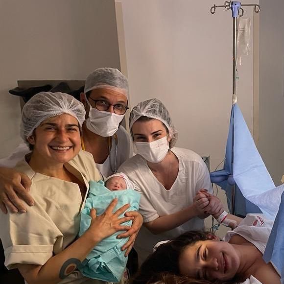 Nanda Costa postou fotos do nascimento de filhas com Lan Lanh