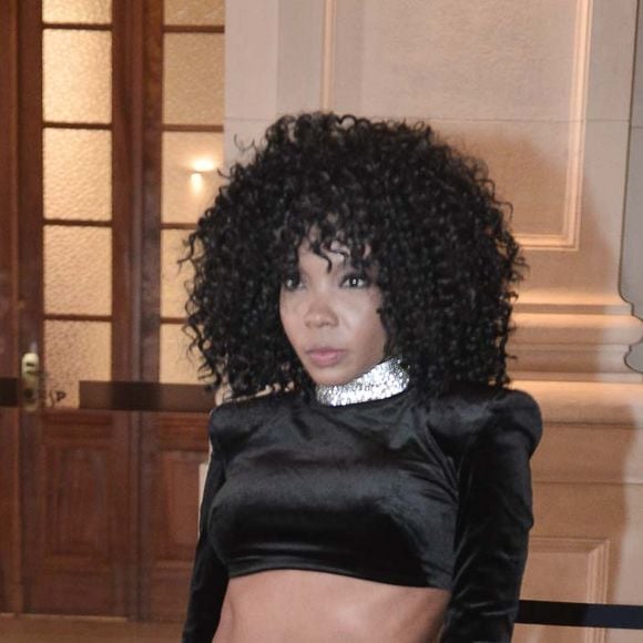 Look de Thelma Assis no Troféu Raça Negra tinha recortes na cintura e era de veludo