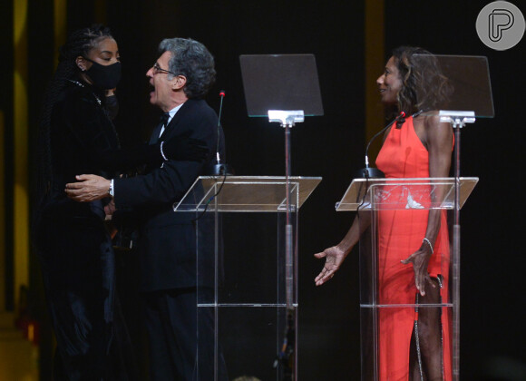 Ludmilla recebe Troféu Raça Negra e é saudada por Gloria Maria e Paulo Betti no palco