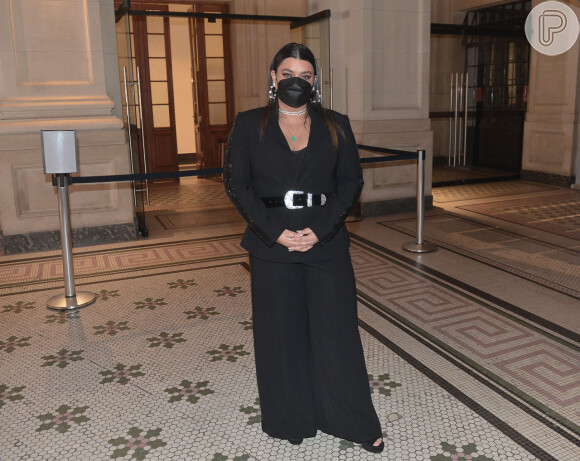 A cantora Preta Gil escolheu um look all black com cinto poderoso para valorizar a cintura