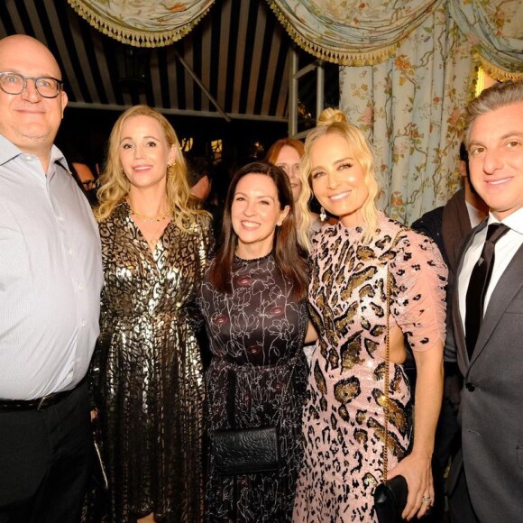 Look de Angélica no pré-Emmy 2021 tinha recortes e transparência: a apresentadora e Luciano Huck vão participar do evento representando o Brasil