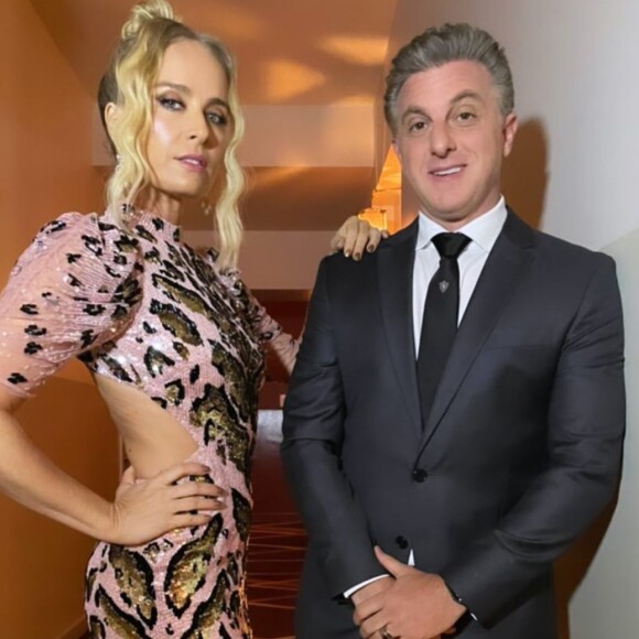 Angélica é apresentadora de uma das categorias do Emmy com Luciano Huck: apresentadora usou vestido com animal print em evento antes de cerimônia