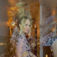 Angélica desfila por corredor de hotel em NY e mostra detalhes do vestido com costas nuas