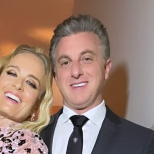 Angélica posa com o marido, Luciano Huck, antes de cerimônia pré-Emmy 2021