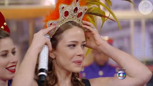 Apaixonada por carnaval, Leandra Leal ganha adorno de cabeça de Regina Casé e samba no 'Esquenta!'
