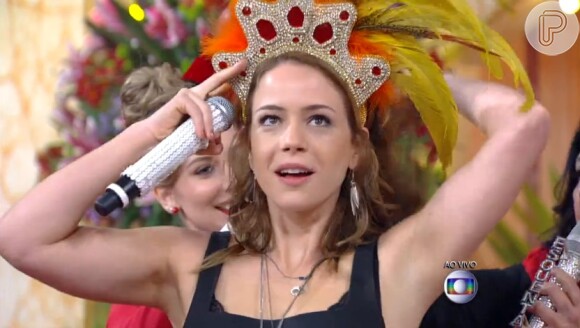 Leandra Leal ganha adorno de cabeça de Regina Casé e samba no 'Esquenta!'