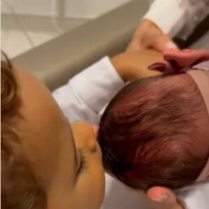 Biah Rodrigues deixou Theo beijar a cabeça de Fernanda, sua segunda filha com Sorocaba, pouco depois do nascimento