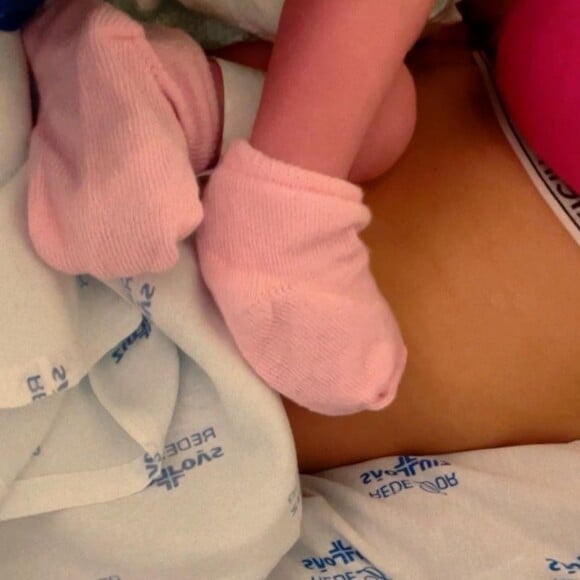 Biah Rodrigues ressaltou que prefere usar a máscara com a pequena, que ainda não a vê, do que usar com Theo, já que o menino é mais velho e quer brincar o tempo todo