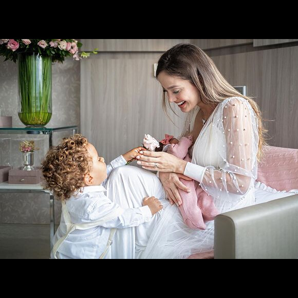 Por causa da gripe de Theo, Biah Rodrigues tem evitado incentivar a interação entre os dois