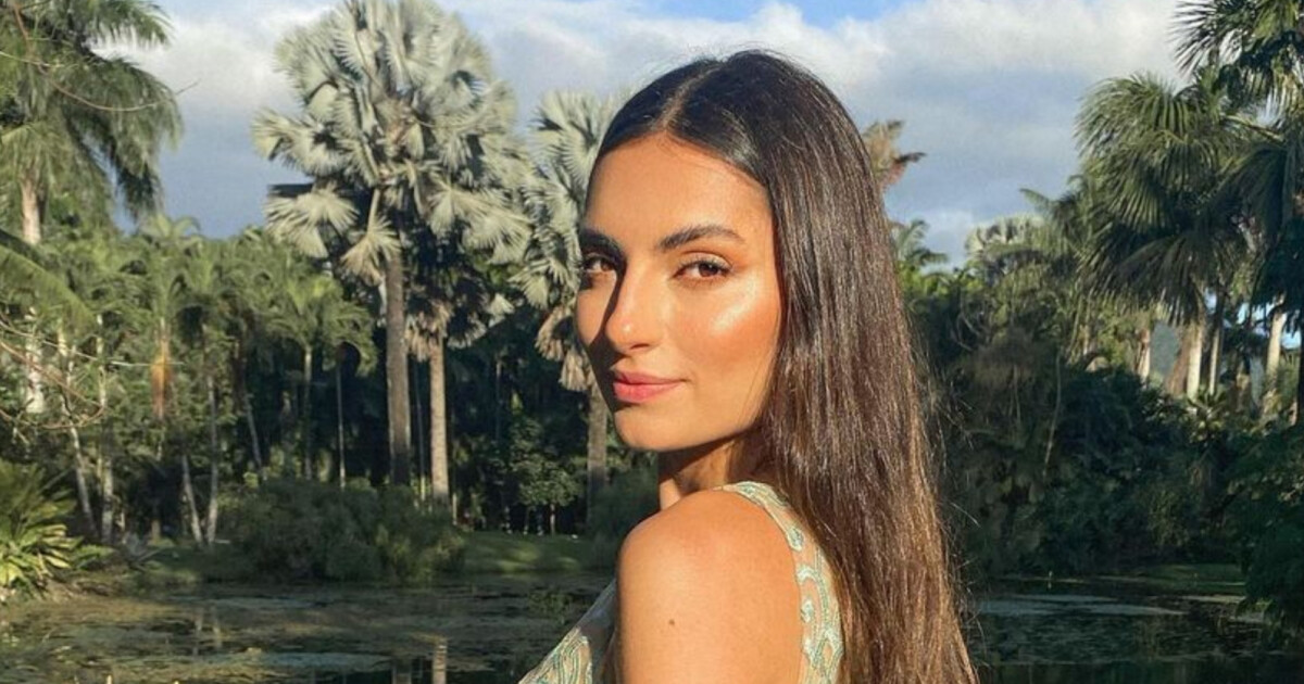 Roberta Franco, dublê de Camila Queiroz na TV, é fã de biquíni e já(03)