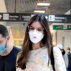 Camila Queiroz escolheu jeans, moletom e tênis para viagem com marido