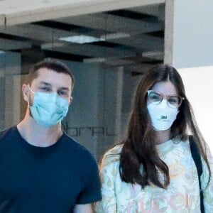 Camila Queiroz estava com o marido, Klebber Toledo, em aeroporto do Rio de Janeiro