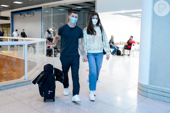 Camila Queiroz estava com o marido, Klebber Toledo, em aeroporto do Rio de Janeiro