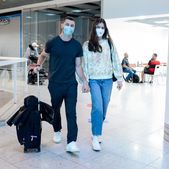 Camila Queiroz estava com o marido, Klebber Toledo, em aeroporto do Rio de Janeiro
