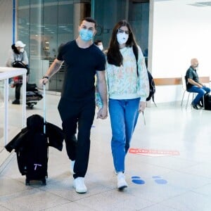 Camila Queiroz e Kleber Toledo estavam de máscaras de proteção por conta da pandemia da Covid-19