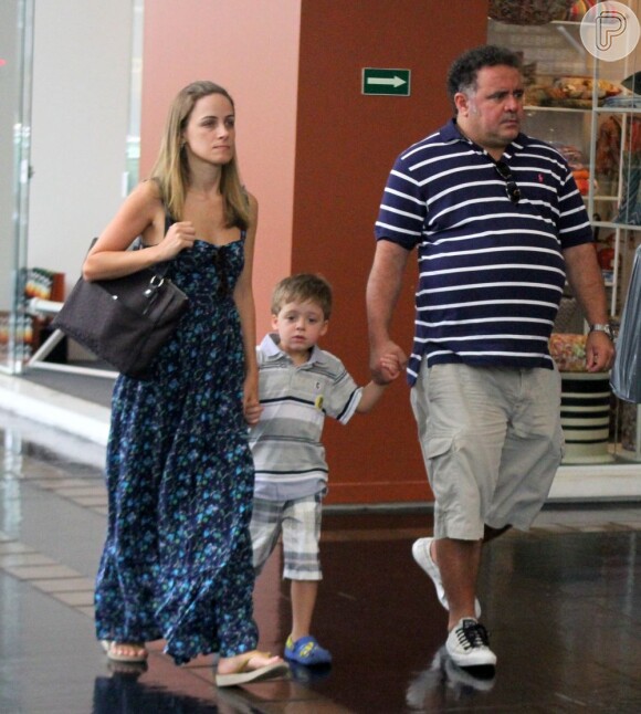 Leo Jaime passeia com a mulher, Daniela, e o filho, Davi