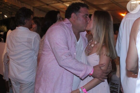 Leo Jaime beija a mulher, Daniela