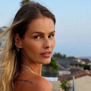 Yasmin Brunet fala sobre 'pessoas falsas' na família em resposta a seguidor