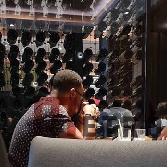 Thiaguinho e Carol Peixinho são flagrados em jantar romântico