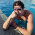   Rafa Vitti seduziu com uma piscadinha para a câmera durante banho de piscina  