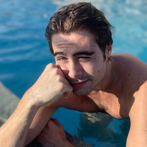 Rafa Vitti seduziu com uma piscadinha para a câmera durante banho de piscina