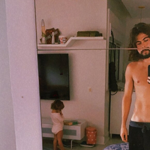 Sem camisa, Rafa Vitti ganhou elogios bem 'saidinhos' das seguidoras: 'Um pecado ter só um no mundo'