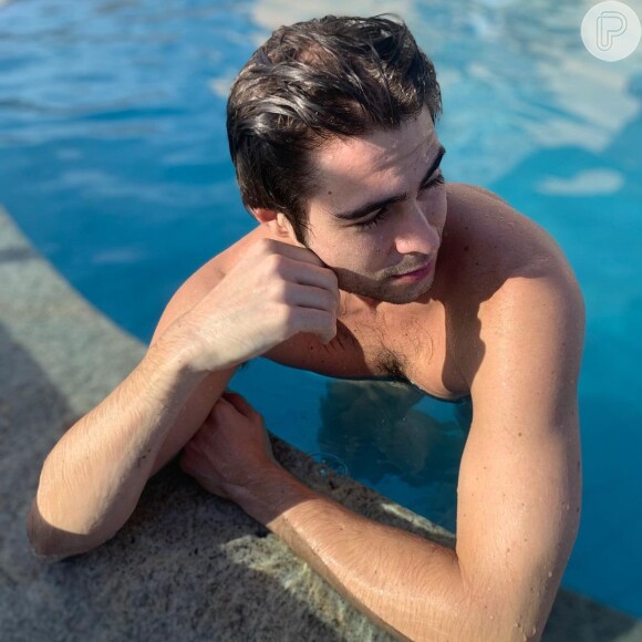 Sem camisa, Rafa Vitti fez carão durante banho de piscina