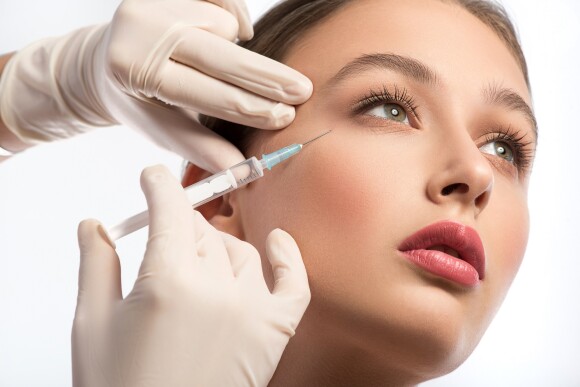 Ácido hialurônico pode ser injetado na pele ou usado em cosméticos no skincare
