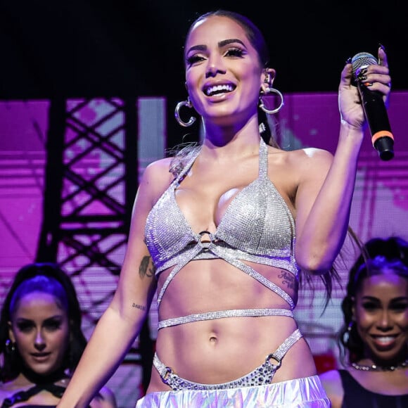 Anitta esteve no palco do evento da Community Organized Relief Effort (CORE)