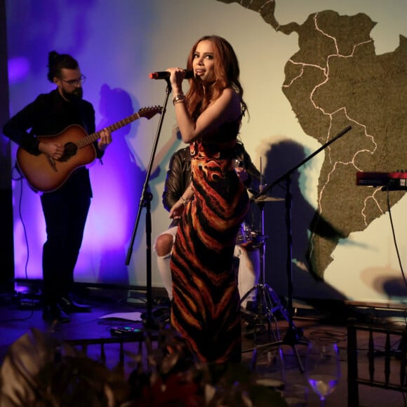 Anitta se apresentou em evento da CORE, organização fundada por Sean Penn