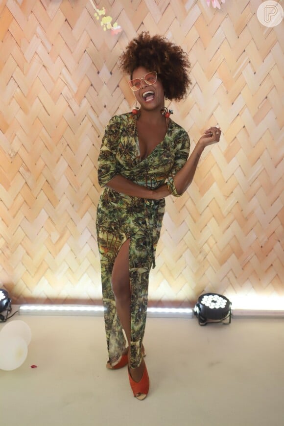 Vestido longo: a apresentadora Adriana Bombom apostou em estampa verde de natureza em seu vestido