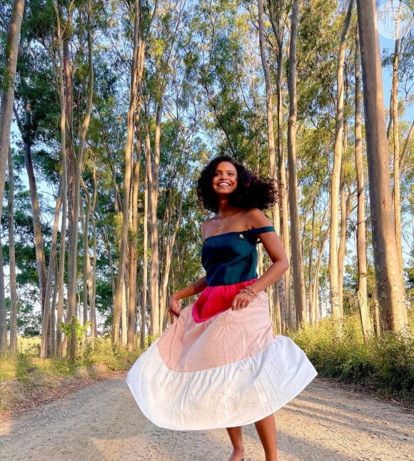 Vestido longo com color block: Aline Dias apostou na trend para dia ensolarado
