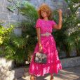 Vestido rosa e longo: Sheron Menezzes escolheu outfit vibrante para dia de sol