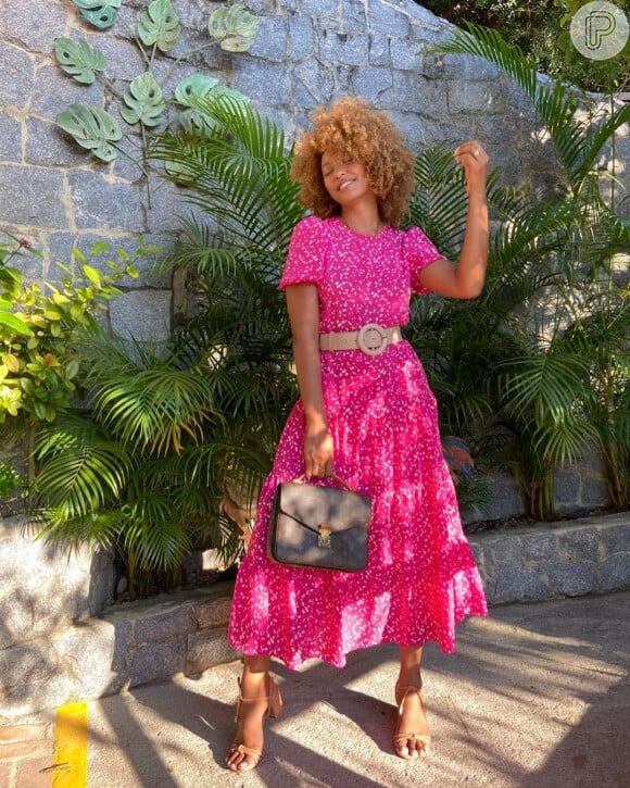 Vestido rosa e longo: Sheron Menezzes escolheu outfit vibrante para dia de sol