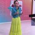 Vestido longo de Ana Maria Braga: a apresentadora combinou peça verde neon com jaqueta azul